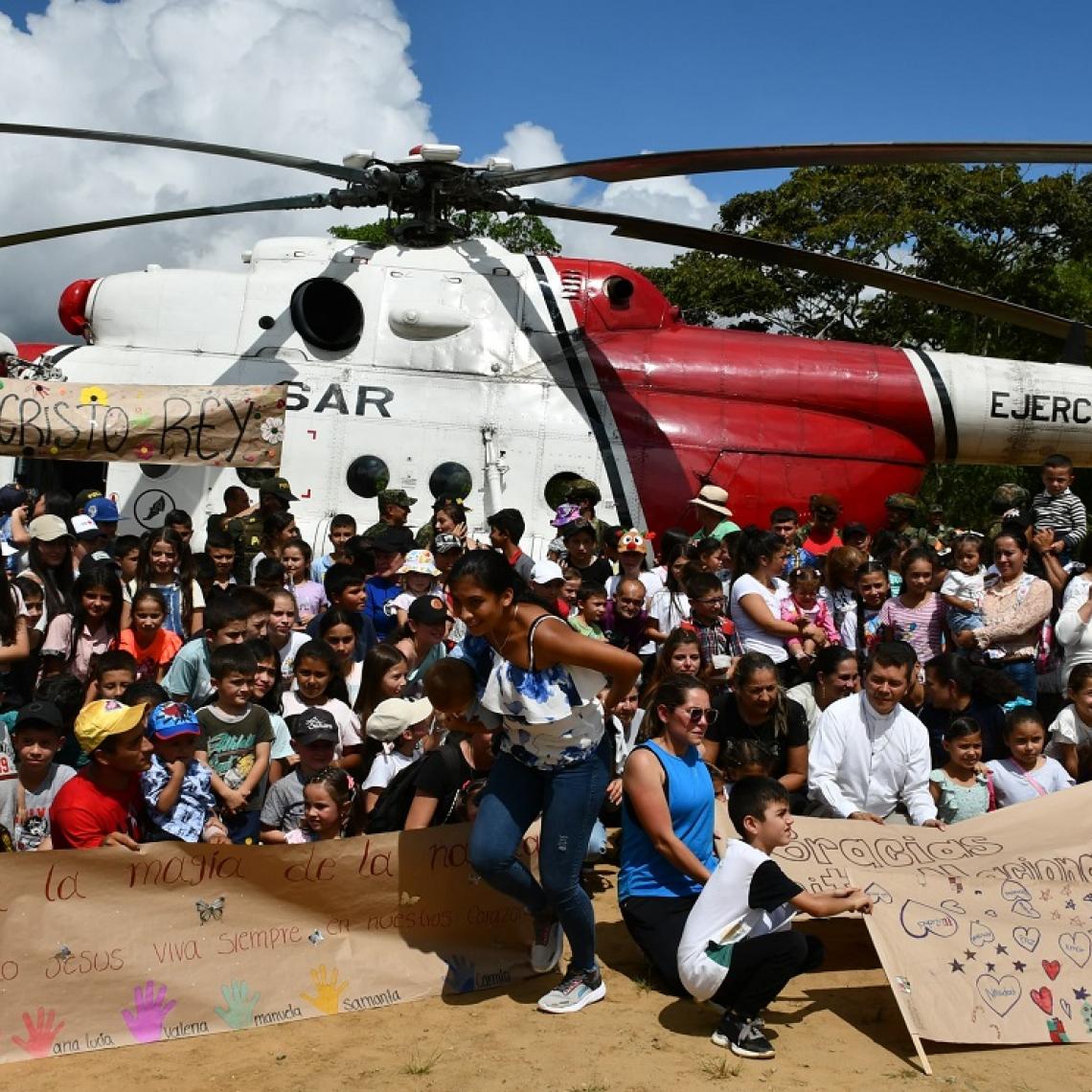 A más de 400 niños y niñas de Arboleda, Caldas, sus regalos de navidad los llevó Papá Noel en el helicóptero de la Operación Jaque