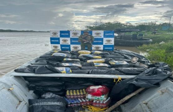 Armada de Colombia incauta insumos para el procesamiento de sustancias ilícitas